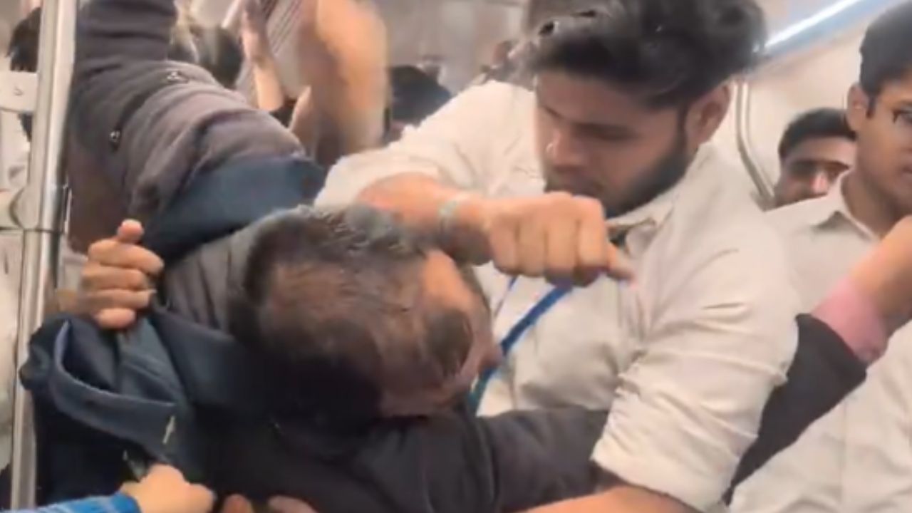 delhi metro fight viral